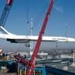 Nach dem Zusammenbau wird die Concorde am 23. April 2004 auf das Museumsdach gehoben.