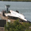 Na het laden op een ladingsponton wordt de Concorde over de Rijn vervoerd in de richting van Speyer.